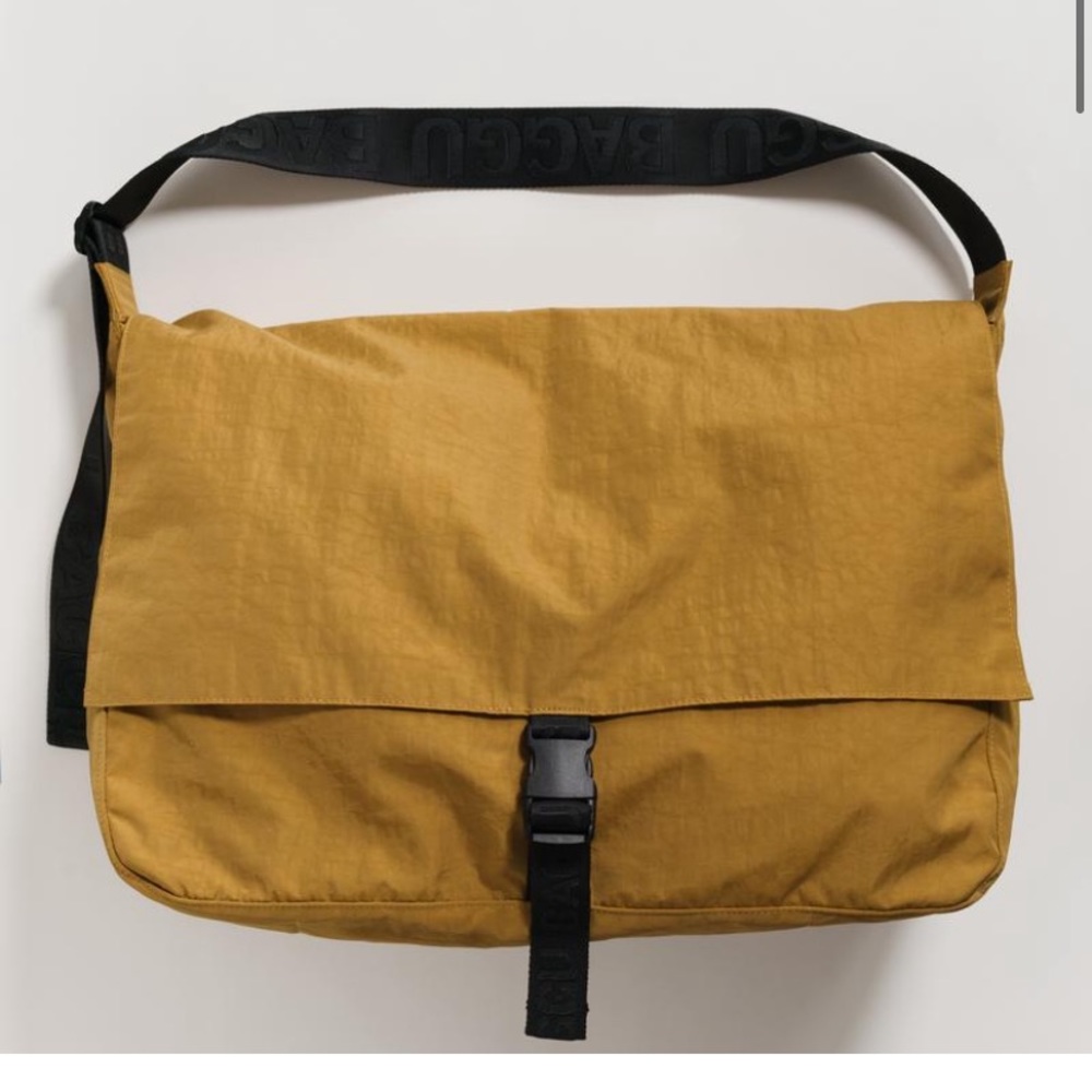 BAGGU travel messenger bag